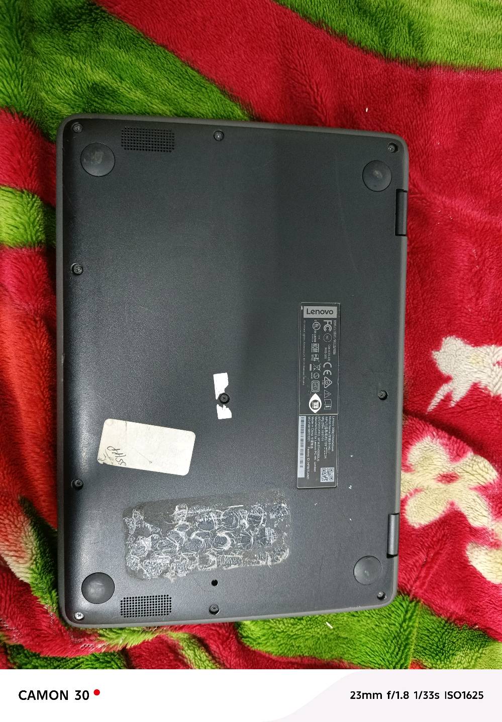 هذا كمبيوتر محمول من طراز Lenovo 300e Chromebook. 
يتميز بشاشة تعمل باللمس مقاس 11.6 بوصة.
يحتوي على مفصلة تدور 360 درجة، مما يسمح باستخدامه في أوضاع مختلفة (كمبيوتر محمول، جهاز لوحي، خيمة، حامل).
يعمل بنظام التشغيل Chrome OS.
مزود بمعالج MediaTek MT8173C رباعي النواة.
تم تصنيعه في الصين بتاريخ 18/07/01.
ترجمة النص الأساسي
كمبيوتر محمول
الشركة المصنعة: Lenovo PC HK Limited
صنع في الصين
طراز: 81H0
المدخلات: 15 فولت 3 أمبير
تاريخ التصنيع: 01/07/18
الرقم التسلسلي: P202VPFG
معرف المصنع: HFBITLAND
