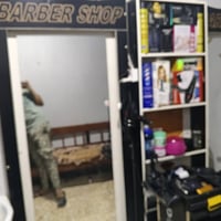محل حلاقة للبيع كامل العنوان حي القدس   رقم07512185033