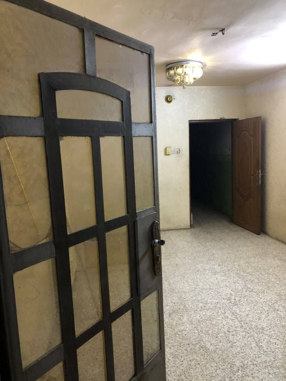 السلام عليكم
بيت في منطقة الشعب مقابيل متوسطة صلاح الدين بصف سنتر بغداد ب 4 بيوت 
طابق ثاني اكرر طابق ثاني مساحة 75 يتكون من 3 غرف غرفتين الامامية 6 ونص في 4  متر والخلفية 5 في 4 وبالنص الحولي والدرج والسطح غرفة سندويج بنل لكن نظام الغرف يعني غرفة والبيتونة والسطح درج معزول خارجي نظيف جدا البيت وجاهز

المؤجر كون عائلة زغيرة موظف او متقاعد او منتسب واهم شي عائلة زغيرة
 اني ابو البيت الي يحب يشوفة يتصل على رقمي هذا 
***********
