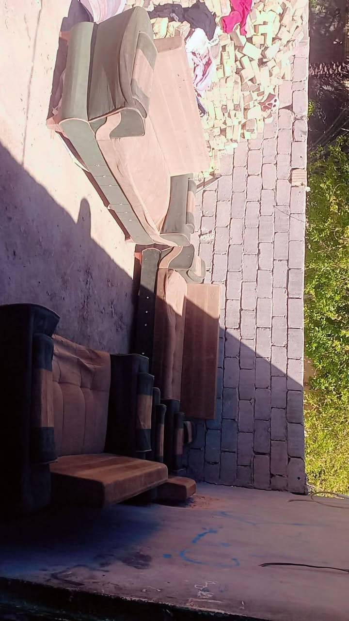 سلام عليكم عندي تخم مستعمل للبيع 11 مقعد خشبه أصلي مستعجل على بيعتا.. المكان حله بابل مقابل المجمع السكني  .. السعر أتصل على الهاتف 📞***********
