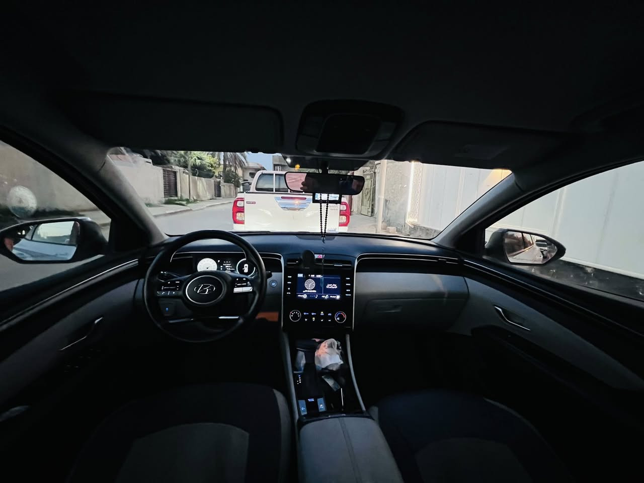 توسان ابيض وارد خليجي مكفولة كفالة عامه ما عدة بارد بسيط في الجاملغ الأمامي ماشيه 59 الف رقم اسليمانية موديل 2022 مكينه 2000السعر 195 ورقة العنوان الرميثة الرقم ***********
