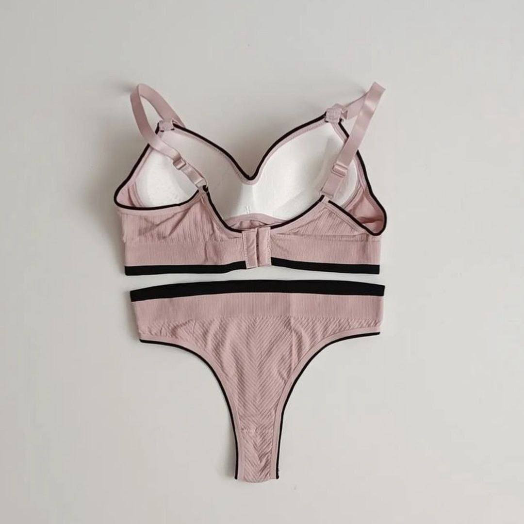 #جديدنا لاينتهي👙
سيت ملابس داخلي نسائي👙
درجة اولى…
لحمالة اسفنجة بدون عظم 
كوالتي عالي وخامة راقية✔️
✨ قطعه واحده  مسطح ماتبين تحت ملابس 
✨القماش تركي درجه اولى 💯🇹🇷
✨مريح جدا بالبس  
✨وتسمح بمرور الهواء 

القياسات :- (F) فري سايز
 يلبس من قياس
32الى36 
5الوان متوفرة:-
(-بصلي-بيجي-بنفسجي -اسود-سمائي)


**إذا كنت صاحب هذا الإعلان وتريد حذفه لأي سبب، رجاءا أرسل رسالة إلى الدعم الفني**