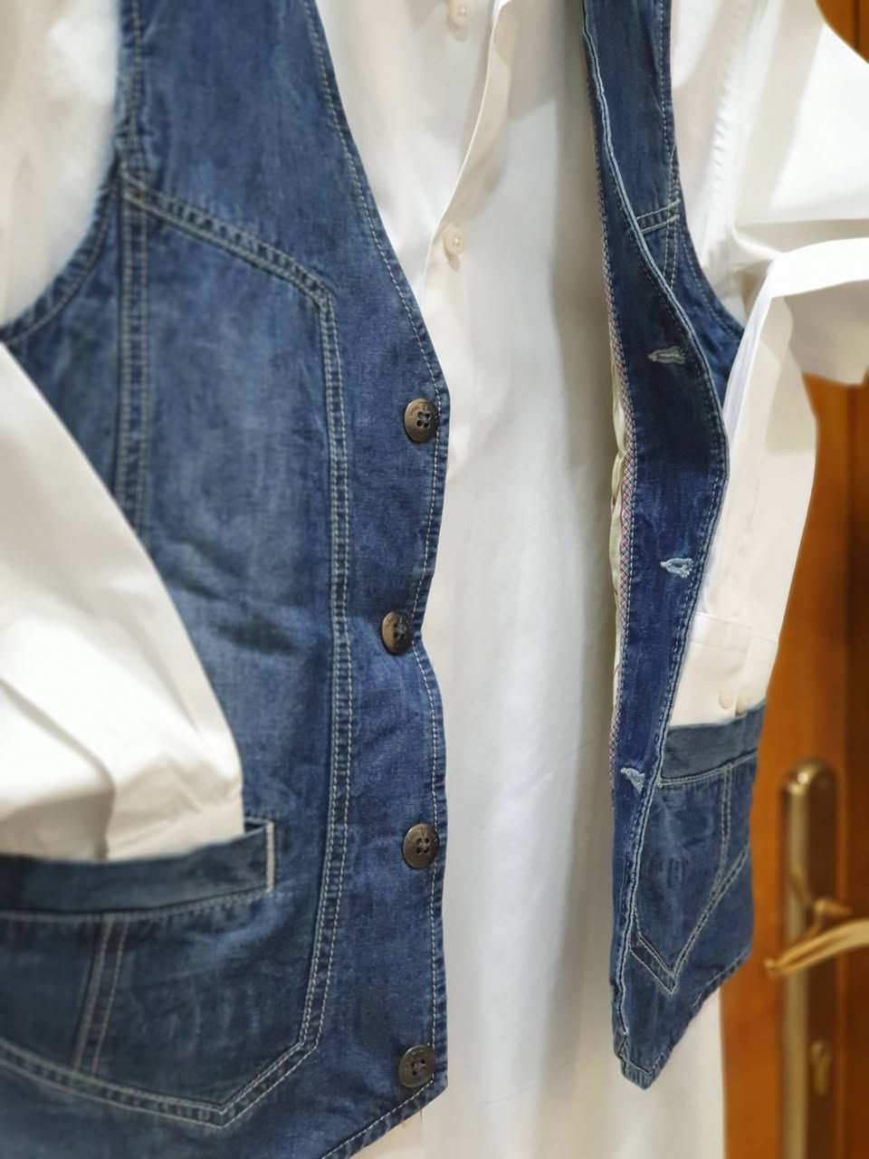السلام عليكم جميعا... 

تحفة .. 
يلگ جينز (Denim Vest)...
اللون الازرق للجينز 
صناعة المانية ...
قطن 💯 %
وكالة من البراند {{ اسبري }} esprit edc
مقاس سمول سلم فت...
عرض الصدر 46 سم
الطول 60 سم
السعر 35 شامل التوصيل


**إذا كنت صاحب هذا الإعلان وتريد حذفه لأي سبب، رجاءا أرسل رسالة إلى الدعم الفني**