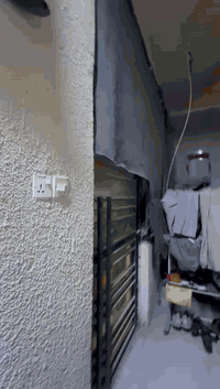 بيت زائد شقة للبيع مساحة ١٠٠ مكان على حوالي 100 وراء سفارة التركي حي الإخلاص سعره ١٣٥ *********** تفصيل أكثر اتصل على هذا
