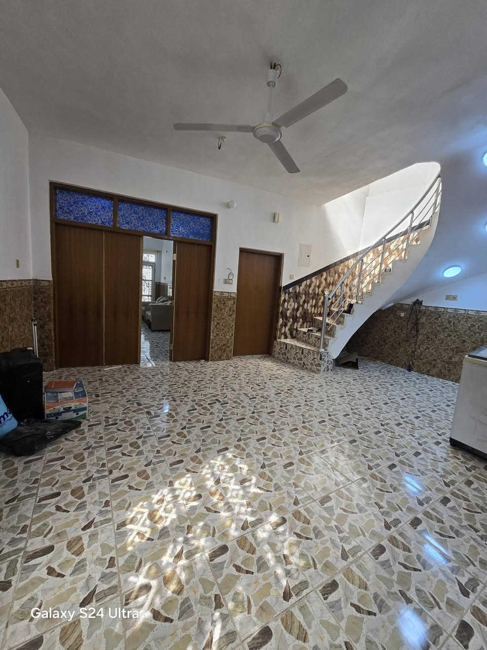 بيت لبيع بشارع المطار الجديد المساحه ١٥٠متر يحتوي على غرف٢ وصاله ومطبخ وستقبال ومكشوفات٢ وصحيات داخليه وخارجيه السعر ٦٨وبي مجال مكتب بركات ام البنين مقابيل شارع السبيس للستفسار *********** كونكريت البناء بلوك مع الاثاث
