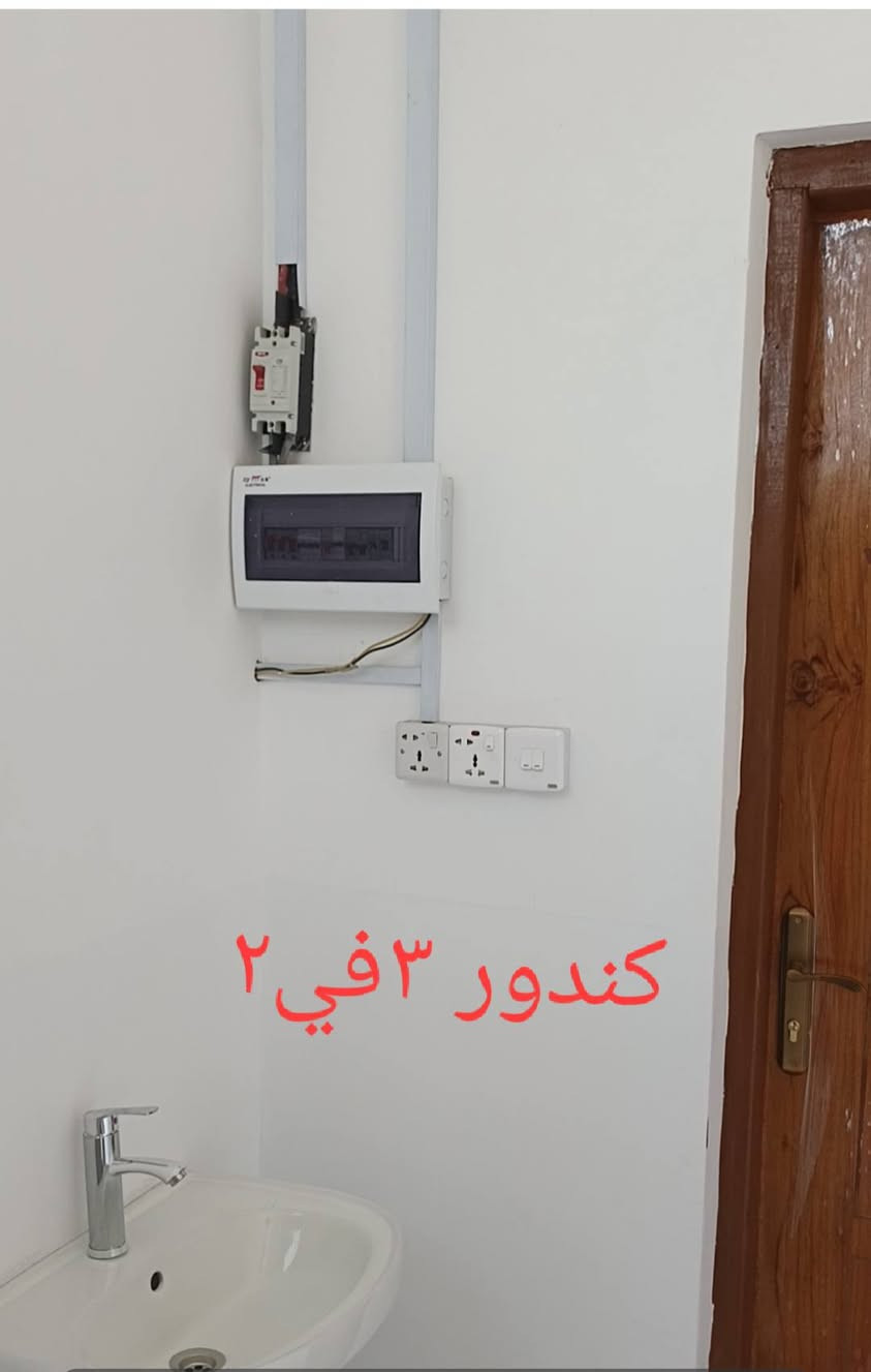 السلام عليكم إلدار البيع بيه بيتين+ ديوانيه خارجية المساحة الكلية ألف متر كل الخدمات ماى كهربائ تبليط بل باب السعر المناسب وترهم بل قصاد الاتصال على الرقم ***********
