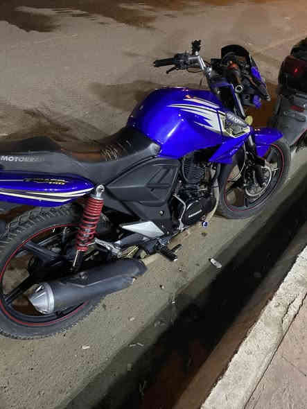 سلام عليكم دراجه ار أيدي موتور  2023 دراجه نضيفه وحلوه شرط ألمكينه كفاله رقم وسنويه بغداد دراجه احله من صوره بعد .سعرهها 1900 قفل لا أتعبك ولا تعبني.مكاني بياع***********
