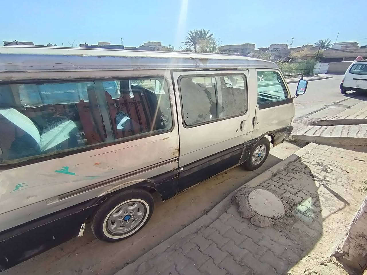 كيا بستا ٩٤ مستعجل على بيعتها مصفرة هيئة وغرامات تحويل مباشر بدون وكالة مكينة بيها خيط بخار والله صار ٥ ايام افتر بيها وما حاطلها گاز بور مي اكسل خير من الله گير بس ثالث مرات يجي ومرات ما يجي اني ما اعرف بيهن يكولون المشكلة بالقمجي تجاري باقي النمر فول ما يفلت ولا نمرة شواصيها ما معمرات ومصورهن بس الشواصي الورة  مبلش بيهن خياس من طارف الشاصي الاخير ورة التاير الكداميات جدد  گشرها شوفت عينك بلادية بس الصفحة الطويلة  السعر ٢١  وبيها مجال بسيط كلش بس حگ الجية
*********** اتصال او واتساب  ثنينهم  متوفرات
