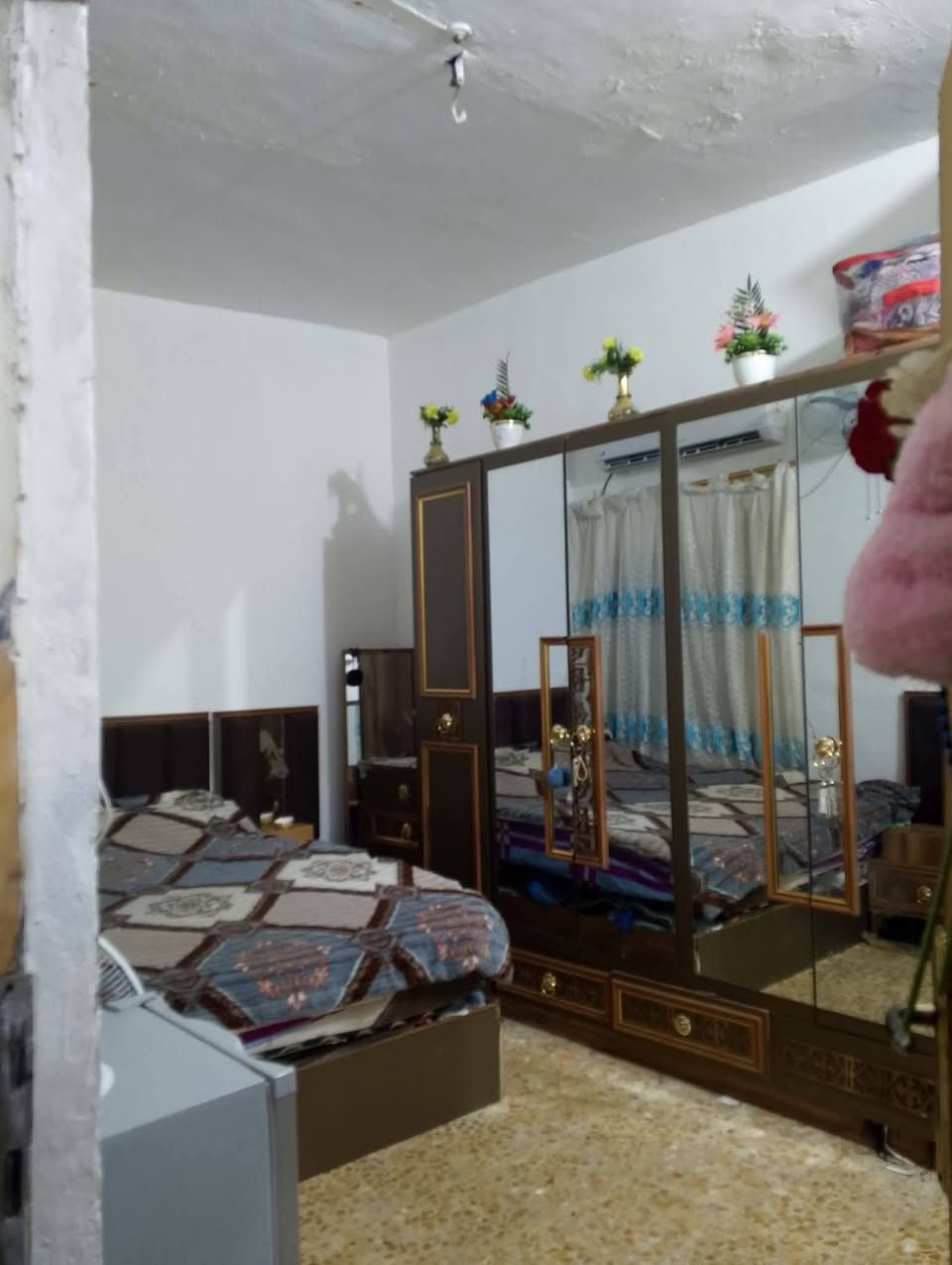 بيت للبيع في حي الوفاء المساحة 200 متر قرب محطة وقود الوفاء بي 4 غرف نوم استقبال مطبخ تخاريج كراج سيارة بناء اعگادة نظيف قريب على اعدادية نور الحسين ومدرسة ابتدائية ارض الانبياء ومتوسطة النفس الزكية مع كافة الخدمات للاستفسار على الرقم ***********
