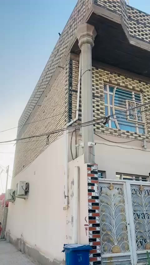 دار للبيع حي المكرمه70 متر  طابقين متكون من مطبغ وصاله وغرفه مكشوفه وتخاريج بره طابقين فوك غرفتين 
 قرب سوق  خلف مجمع العائلة ركن دبل فاليوم يحتوي على ٣ غرف ٢ صاله 2 حمامات ومطبخ

 للستفسار ***********
