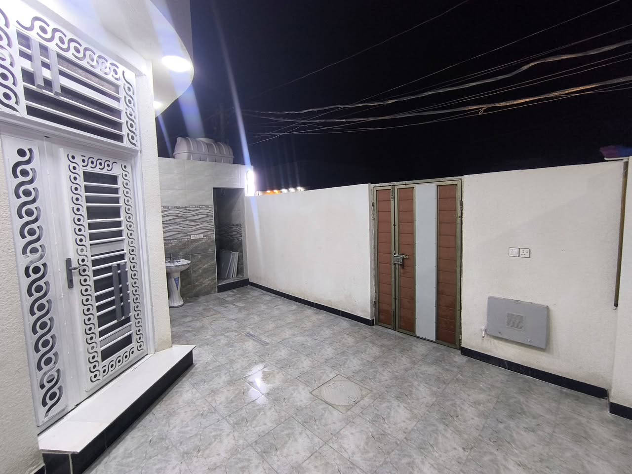 دار للبيع ابو الخصيب حمدان قرب حسينية الباقر بشارع جامع البردية المساحة الدار 130 متر  نوع العقار طابو زراعي وقف سني يسجل باسم المشتري الدار يحتوي على / غرفتين2 + صحيات عدد2 +مطبخ + هول كبير + بيتونة و مخزن+ استقبال+ طارمة  خدمات الدار مساحة الدار 8 في 16.5 السعر الدار 66هاتف *********** اي ستفسار اتصل
