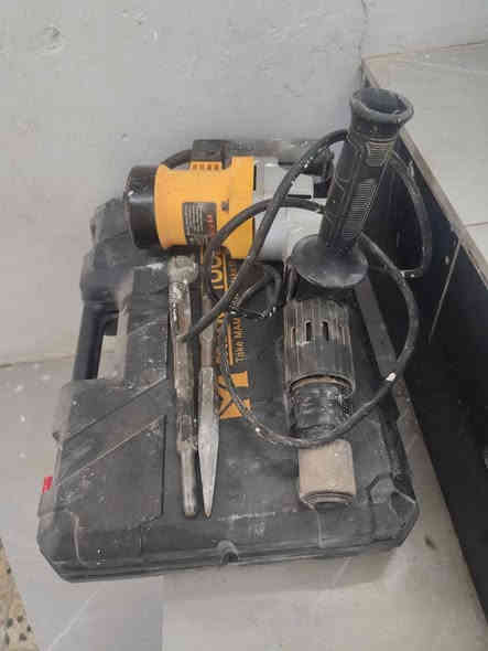 سلام عليكم ورحمه الله وبركاته
دريلين كسار للبيع واحد بالفلينه والثاني مستعمل قليل مكاني حي العسكري ***********
