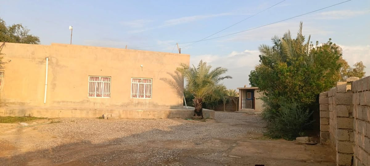 السلام عليكم  بيت للبيع
المكان الجميله الجديده 
قرب جسر ام الشبابيط 
مساحه البيت 250 
مساحت لارض 1400
قرفتين وهول وربعه 
وممر ومطبخ وحمام 
وبستان ويه مساحت لارض ومزرعه صقيره 
وتواليت 2 خارجيان  رقم الهاتف *********** والخاص  مفتوح🔓
