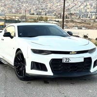 شفروليت كمارو 2017 فول مواصفات لون ابيض  السياره شادلها دعاميه الامامي...