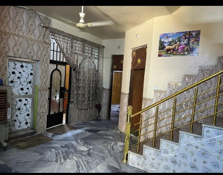 بسبب الوعود الكاذبة
لسلام عليكم 
متاح بيت للبيع مساحه 144 قطاع ٣٥ مقابيل مدرسه الطاهرة للبنات بناء ٢٠١٧ والواجهه قبل حوالي سنه سويناهه حجر كما موضح بالصور

يحتوي الطابق الاول
 طرمة ..تواليت خارجي ..استقبال.. مطبخ بارد ..منور ..حمام وتواليت مشترك ..غرفتين..ترك 
الطابق الثاني ..اربع غرف .. حمام وتواليت مشترك منور صغير

للاستفسار  
***********
