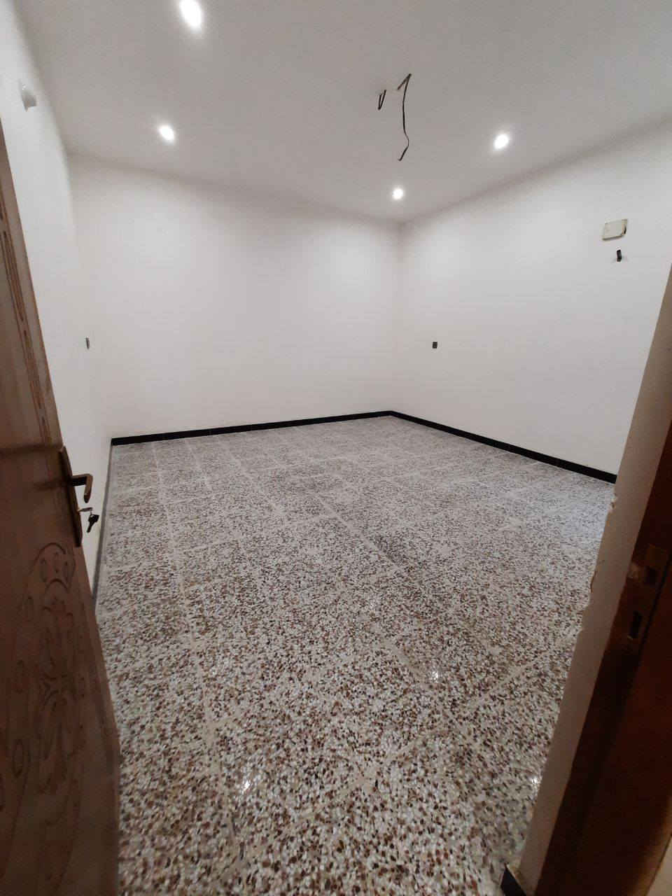 شقة طابق ثاني تحتوي على غرفتين وصالة ومطبخ وصحيات وبالكونة  مساحتها ١٢٥م العنوان كرادة خارج تقاطع المسبح للاستفسار الاتصال على واتساب ***********
