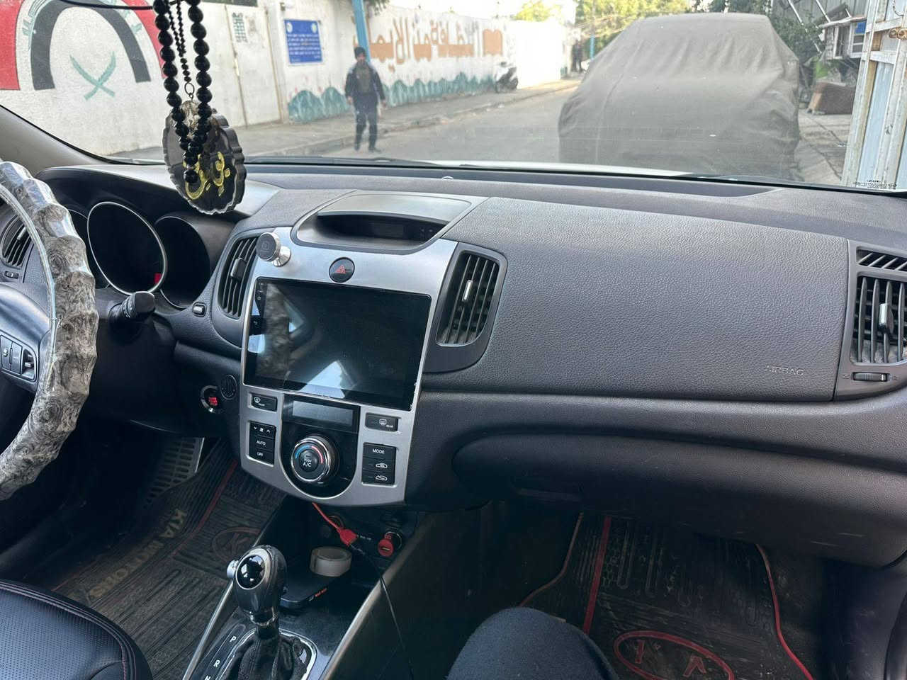 السلام عليكم كيا سيراتو رقم بغداد باسمي دولي سياره فول مواصفات VIP 
محرك 2000 DHOCK دوش 
فتحه شاشه 
بصمه باب
بصمه تشغيل 
فول للأخير جايه مواصفات خاصه  سياره بيها جامع مبدل بدون دواخل وبيها صبغ تكمه من أثر شخوط وفتح باب مقفله فقط وسونار موجود سعرها 115 وبيها مجال مكاني بغداد طوبجي 

*********** بغداد, العراق
