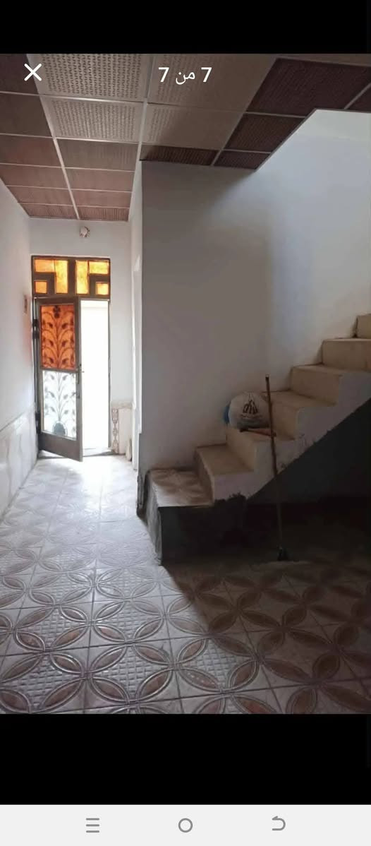 بيت  للبيع ((طابو زراعي )) مساحته ٦٥ متر /  طابقين / بناء طابوق //كوفه / علوه الفحل شارع القاعه وتدخل كبل توصل المولده الشارع الي مقابلها لنهاية ويوجد طريق ثاني شارع عشره شارع الامام الحسين مقابل الجامع بالفرع/ يتكون البيت من غرفه وصاله ومطبخ وصحيات جوه وفوك غرفه فوك / البيت اساسه صب وسقفه صب كله كاشي و سيراميك / فارغ جاهز للسكن / السعر 29 مليون بس مجال للشراي للاستفسار الاتصال على الرقم *********** يوجد واتساب  مشمول بل قرار تطويب
