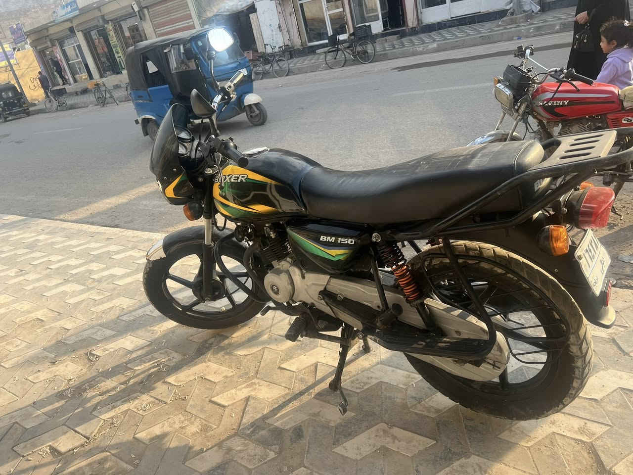 دراجهة بوكسر للبيع مرقمه كامله ديالى القصيرين   بسعر مناسب هواي  نتواصل على هذا الرقم ***********
