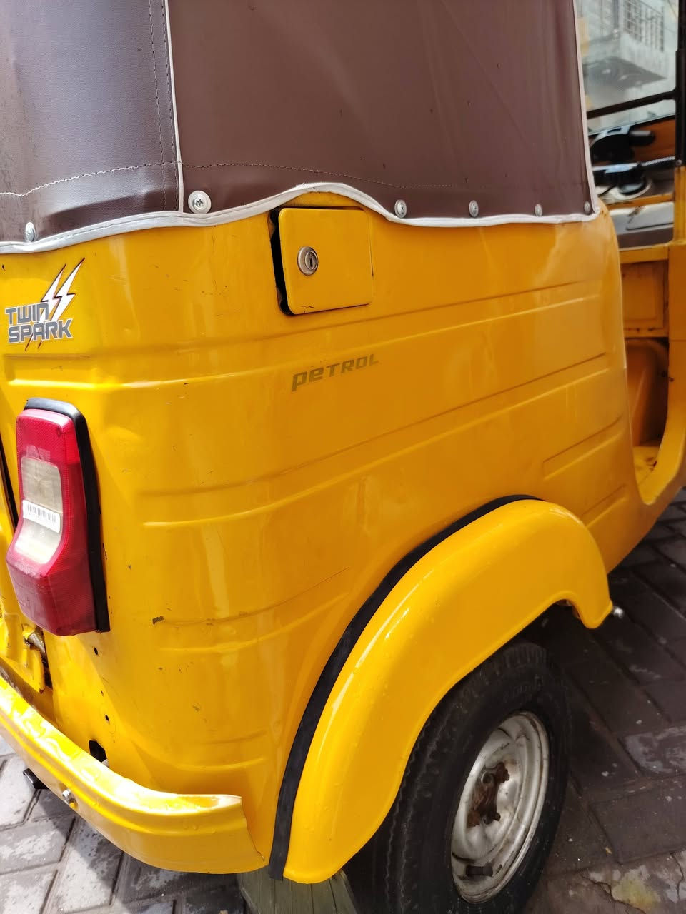 سلام عليكم تكتك موديل 2019 مرقمه ما ابيع ذا مو عقد مرور كبل مكينه مكفوله السعر 6ملايين عنوان مدينه صدر قطاع 18 يريدها اتصل ***********
