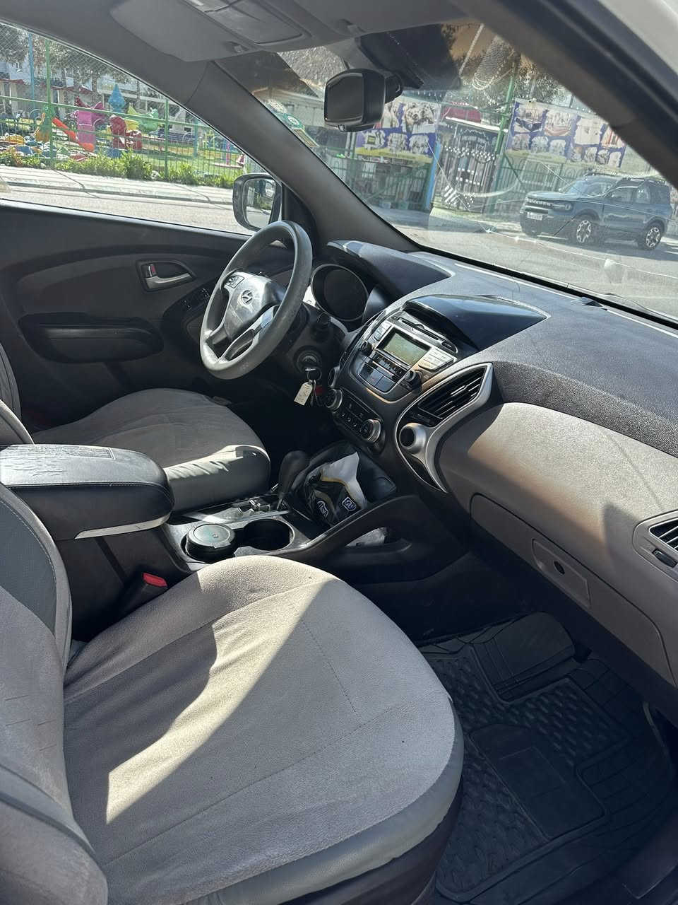 سلام عليكم  توسان 2012 خليجي 
موصفات فول ماعدا الفتحه 
باسمي سنويه جديد 2027
مابيها مصروف كامله من كل نقص 
بيها جاملغ سكن خلفي 
اشارة بلمري
كامره خلفيه
خمسه ويل كب
للأستفسار ***********
