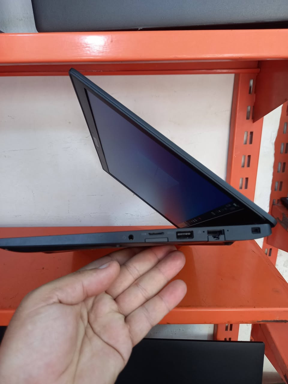 لابتوب دل dell 5480
المعالج كور اي 7 الجيل 7
الهارد    256    ssd 
الرام 8.     ddr4 
كارت الشاشة  4  شير 
حجم الشاشة  14 
الشاحنة اصلية 
يحتوي على منفذ تايب سي للشحن او نقل البيانات
نظام التشغيل ويندوز 10 عربي انكليزي 
الملحقات شاحنة وجنطة 
السعر     225
***********
***********
يوجد توصيل

متوفر 
تتوفر مجموعة لابتوبات بأسعار مناسبة ومواصفات مختلفة
