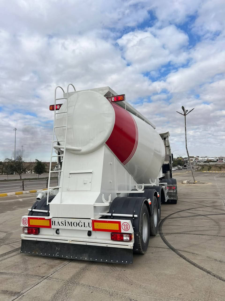 بطل سايلو للبيع 
بعده منفيس 
نوع هاشم اوغلو
موديل   ٢٠١٣ 
دبل تاير بلادي 
***********
***********
