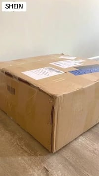 ثلاث كرتين • جديدة مفتوحة • ملابس صيفية وأحذية