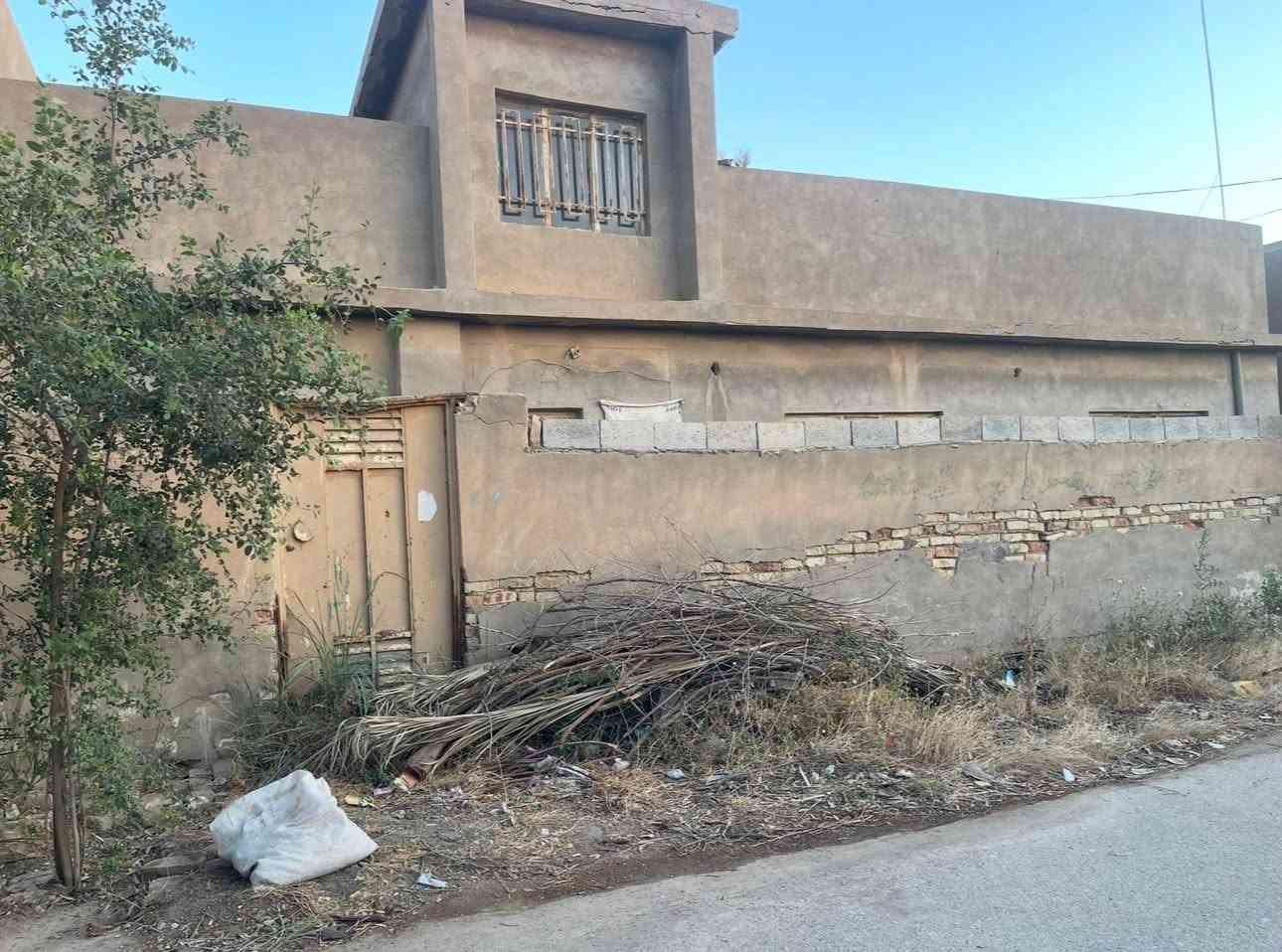 السلام عليكم 
للبيع دار مساحتة 300 متر طابو صرف يباع كله او نصفه موقعة حي المعلمين نهاية شارع النقابة الفرع الأخير امام البيت ساحة وشارع وخلفه شارع ومدرسة الكحلاء الابتدائية لمعرفة السعر الاتصال على الرقم ***********
