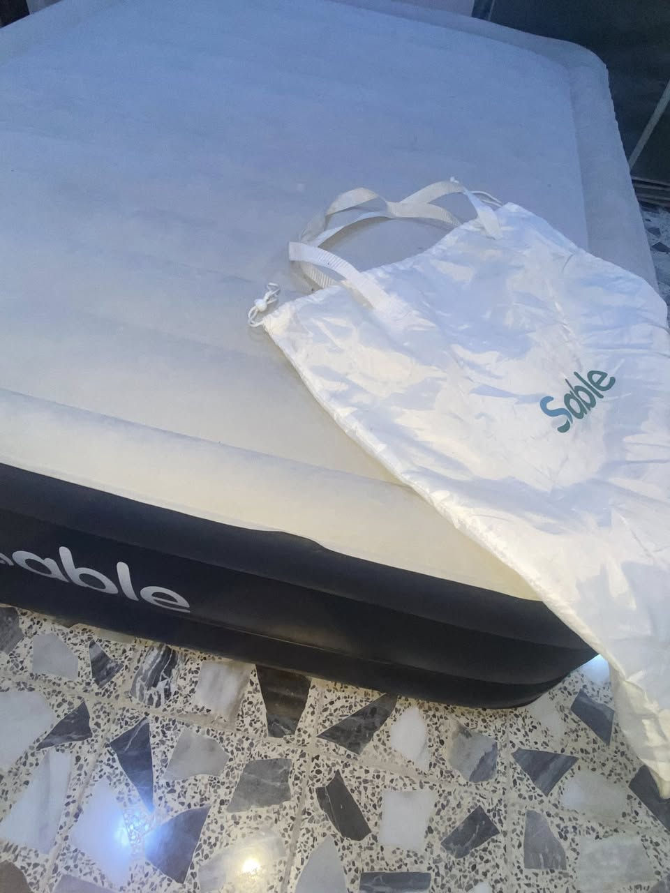 للبيع: سرير هوائي طبي (نفرين) ماركة Sable العالمية
الحالة: بالة أوروبية ممتازة (بحالة شبه جديدة كما هو واضح في الصور
 المميزات التقنية: يحتوي على ماطور كهربائي مدمج (نفخ ذاتي) يقوم بملء الهواء وتفريغه بالكامل خلال دقائق معدودة وبكبسة زر واحدة.
 التصميم: طبي، مريح جداً للظهر، ومصمم ليتسع لـ نفرين بارتفاع ممتاز ومريح للحركة.
 السطح: مخملي ناعم يمنع الانزلاق ويوفر راحة إضافية أثناء النوم.
السعر45


**إذا كنت صاحب هذا الإعلان وتريد حذفه لأي سبب، رجاءا أرسل رسالة إلى الدعم الفني**