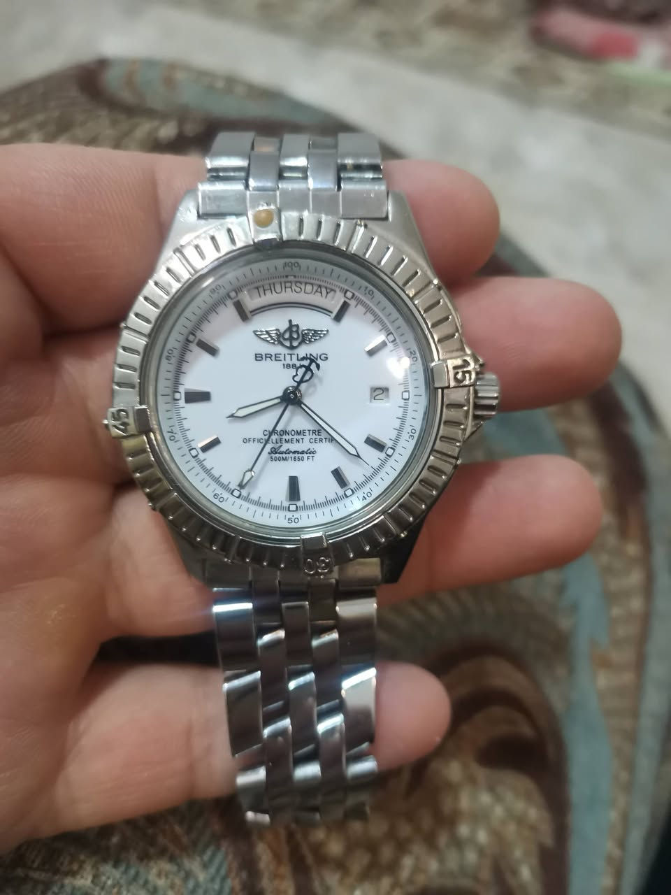 السلام عليكم اخوان هاي الساعة ماركة للبيع وهذا سعرها بالنت 2500$
سعرها مناسب للشراي + ابيع على وضعها هيج 

نظافتها كلش زينه بس امان القفل مال سير طايح والقفل يقفل وكلش طبيعي

الساعة كلها مختمه وبيها رقم الموديل والطراز

#مواصفاتها 

العلامة التجارية:  بريتلينغ

الموديل:  هيدويند

رقم المرجع:A68062

سنة الصنع :  2003

المينا:  ابيض 

المادة: الفولاذ المقاوم للصدأ

السوار/الحزام: سوار طيار من الفولاذ المقاوم للصدأ

الوظائف:  الساعات، الدقائق، الثواني، التاريخ، الكرونوغراف

الأبعاد:  قطر 43.7 مم، سمك 15.3 مم

نوع زجاج الساعة :كريستال ابيض

العيار: عيار ميكانيكي  ذاتي التعبئة  45

مقاومة للماء حتى  عمق 500 متر


**إذا كنت صاحب هذا الإعلان وتريد حذفه لأي سبب، رجاءا أرسل رسالة إلى الدعم الفني**
