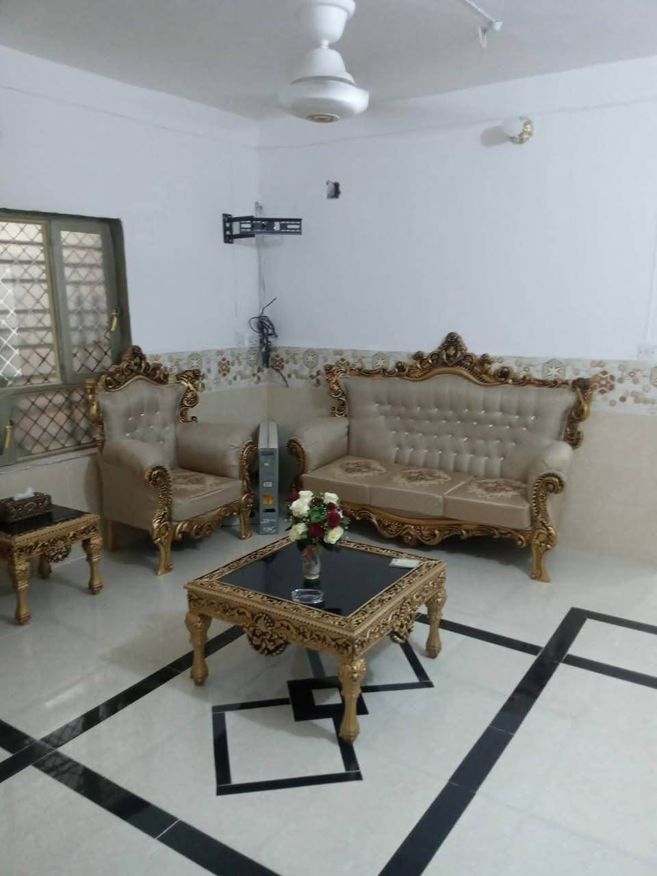 السلام عليكم بيت للبيع طابو صرف بحي الزهراء المدخل الاول حي الشهداء في الخالص المساحة 250 متر يتكون من كراج واستقبال وغرفة نوم عدد ٢ ومطبخ وصالة  صغيرة ومجمع صحيات منفصلة وحديقة خلف البيت السعر 90 مليون  او مراوس بقطعة طابو صرف تجارية بحي المجتبى للتفاصيل اتصال فقط ع الرقم ***********
