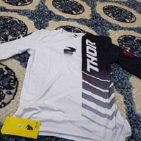 ملابس • توصيل • اسعار مناسبة