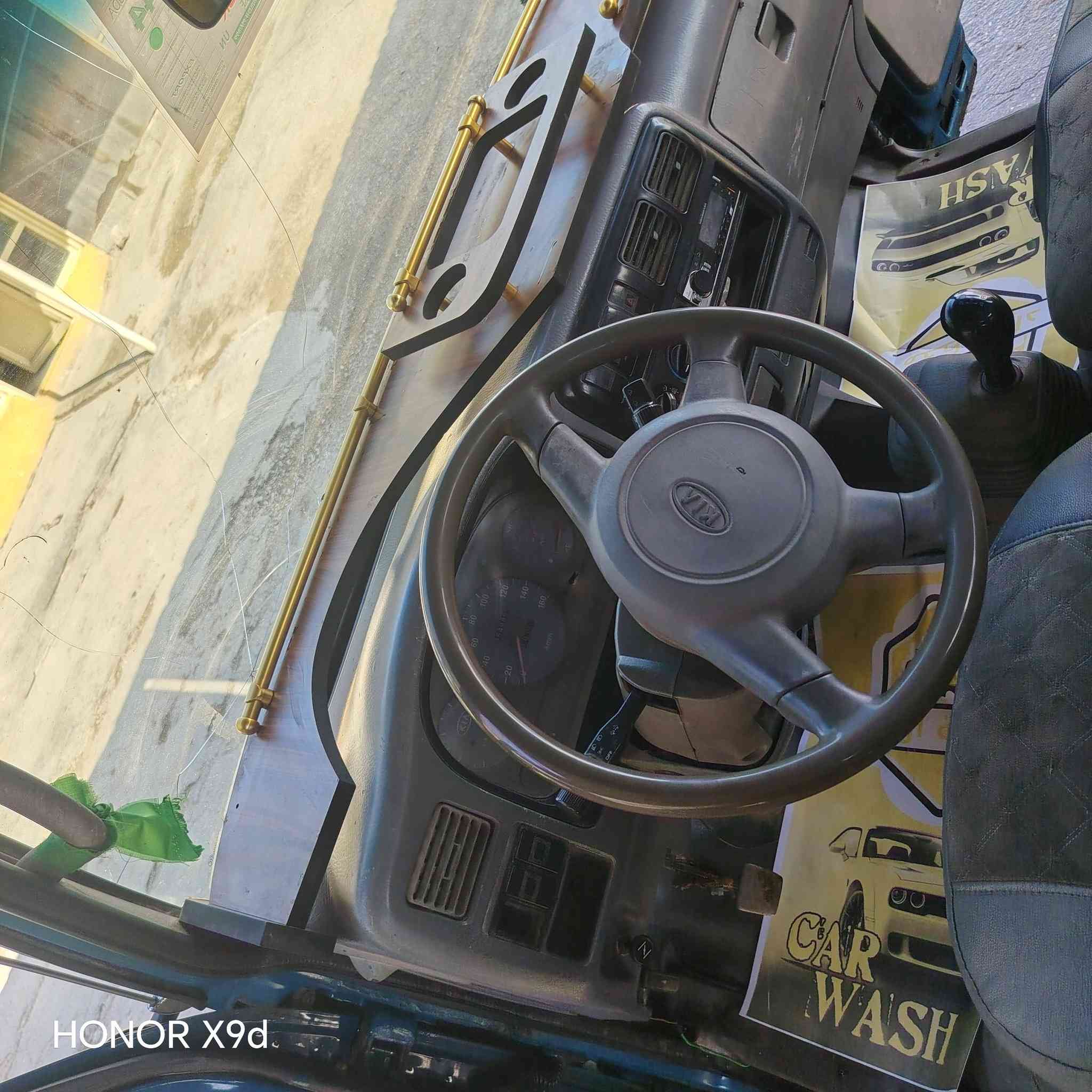 السلام عليكم سياره للبيع ام عيون كافله مكينه وكير وشواصي تخم تاير جديد  لسعر 75 رقم هاتف ***********2
