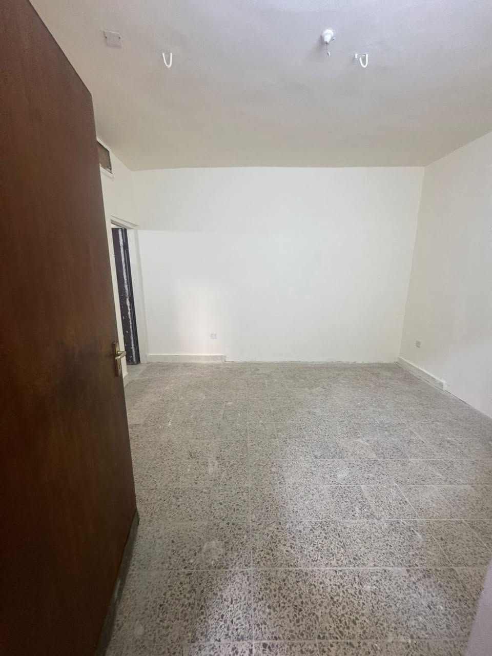 200 متر ركن 3 مداخل وكراج عدد 2 وحديقه وخدمات زيرو عدد 3 وغرف نوم عدد 5 البيت جدا نضيف ايجاره مليون وربع وقابل للتفاوض موقع مربع شاكر عبود للاستفسار اكثر ***********
