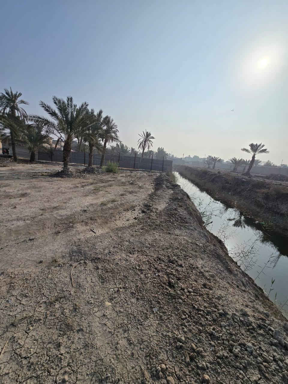 السلام عليكم احبتي الكرام
بستان مساحه 600م 
..وقف مسجل اصولي.
.موقع يخبل منطقه هدوء 
علا تبليط وبصفه نهر وضهره نهر .
..العنوان ابو الخصيب العوجه ..
.السعر 65 بي مجال 
للاستفسار ***********
