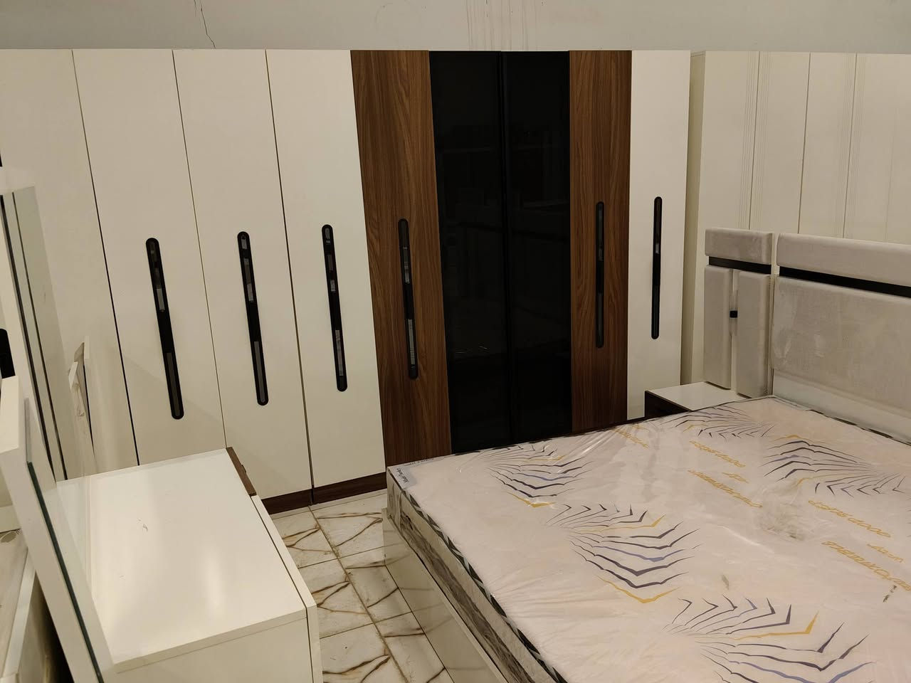 7 قطع كنتور ملحق اناره براكيت بالسرير سرير مخزن متوفره الان في معرض الشركه الكائن طريق رفاعي نصر مجاور جامعة اوما الاهليه للاستفسار اكثر يرجى الاتصال على الارقام التاليه 
***********
*********** واتس فايبر تلگرام 
البيع بطريقة النقد والاقساط 
الشد والنقل داخل محافظة ذي قار مجانا
