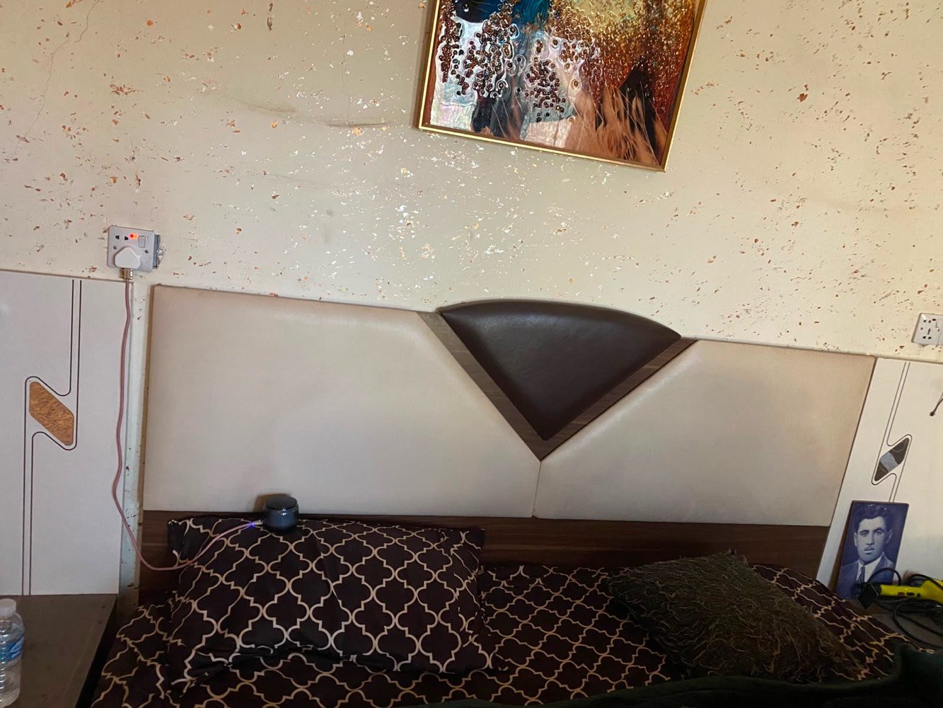 السلام عليكم  عندي غرفه للبيع بغداد الغزالية شارع المركز رايده 350 وبيها مجال بصيط رقم *********** والله مستعجل عندي عمليه