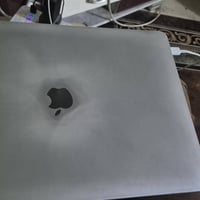 ماك بوك برو ٢٠١٩ ذاكرة ٢٥٦ssd رام ١٦.  مواصفات مذكوره في صور.  سعره نه...