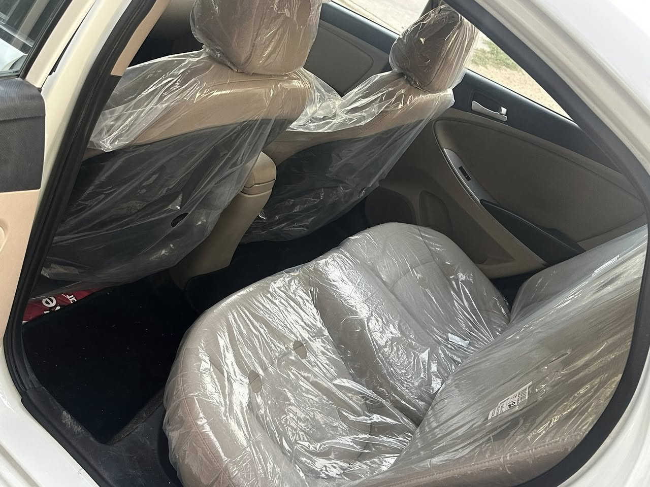 السلام عليكم 
اكسنت للبيع نضيفه مكفوله كفاله  عامة وسونار موجود
بس بيه طعجه خفيفه بالباب الخلفي
موديل 16 
ماشيه 80 
سياره بأسمي رقم بغداد 
خليجي 
السعر115 وبيه مجال ***********
