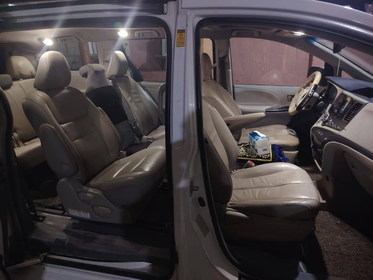 السلام عليكم
تويوتا سيينا 2013 كفالة عامة ما عدا طخة صغيرة بالباب سلايت 
رقم بغداد 
مكينة وگير خير من الله 
مزود للگير براد 
مواصفات se رياضي 
فتحة سقف 
تحكم ستيرن 
بوب كهرباء 
السيارة نضيفة 
السعر 175 وبيها مجال 
للأتصال
 ***********
 ***********
