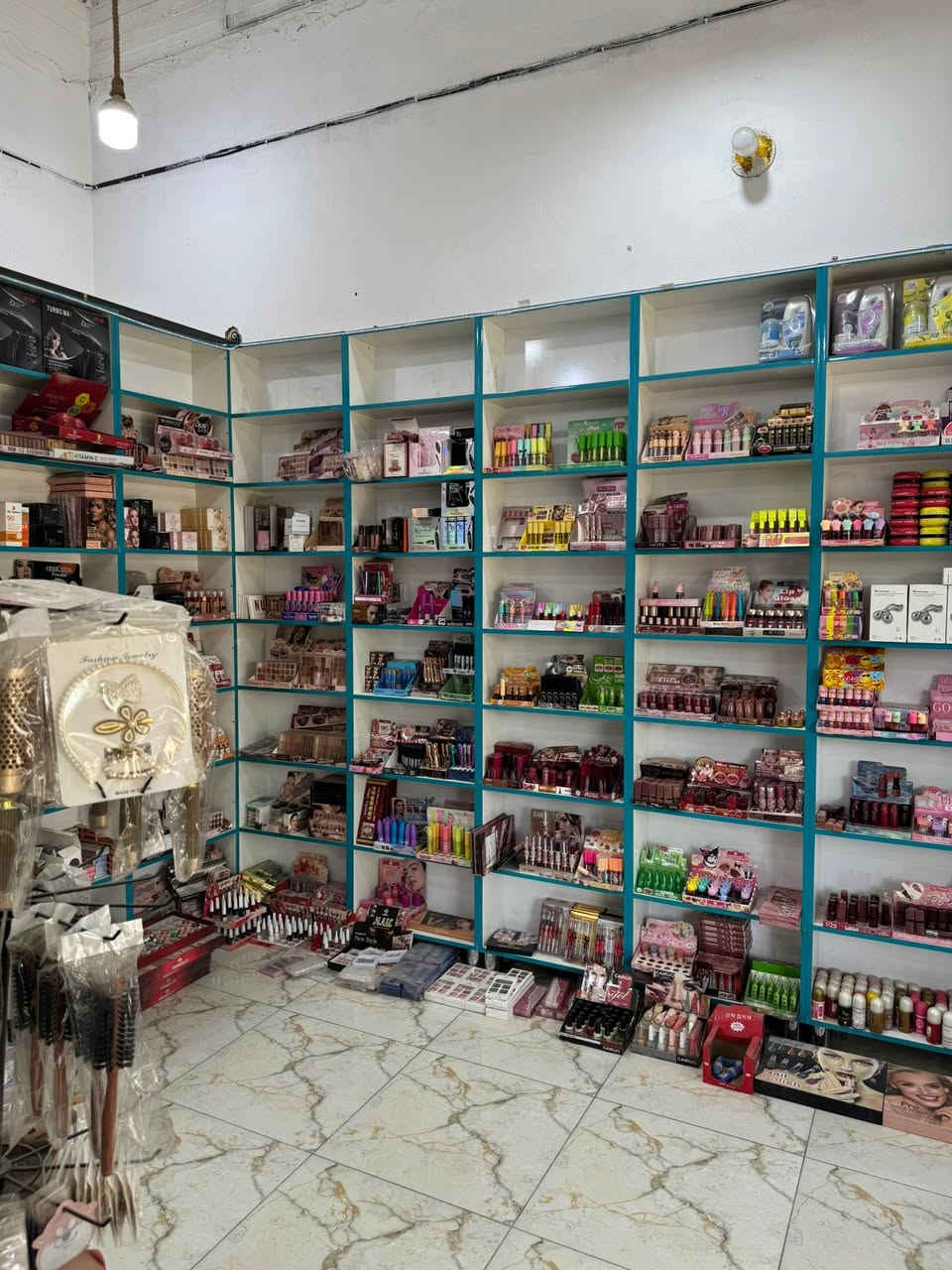 السلام عليكم ورحمة الله وبركاته اغراض گوزمتك متكامله من عطور ومكياجات وباقي اغراض الكوزمتك للبيع مجروده وكامله للاستفسار ***********
