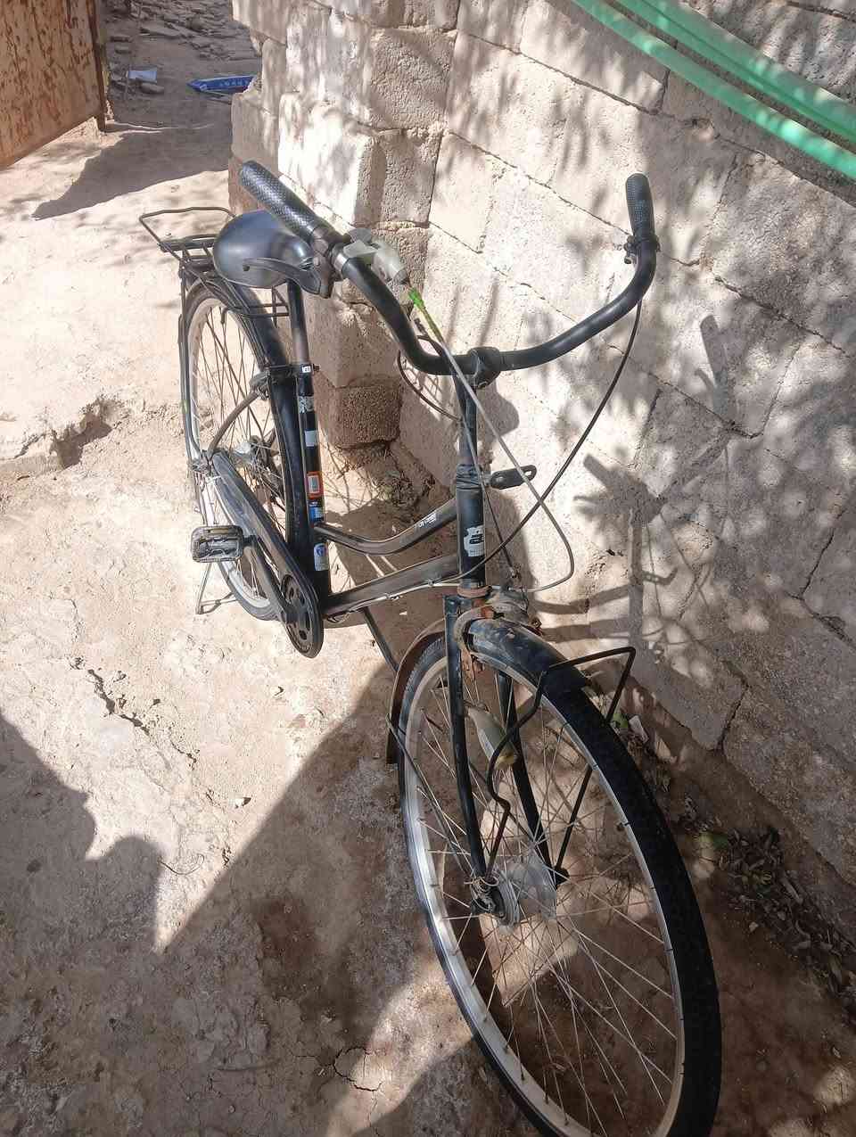سلام عليكم 
بايسكل للبيع
حجم 27 ما مصبوغ نضافه 75% بريك خلفي شخط
امامي عوزه واير 
السعر 70 وبي مجال قليل المو شراي لا يتعبني رجاءاً 
متواجد عل خاص 
او اتصال رقمي ‏‪ 0787 335 4874‬‏دوانيه ال حمد
