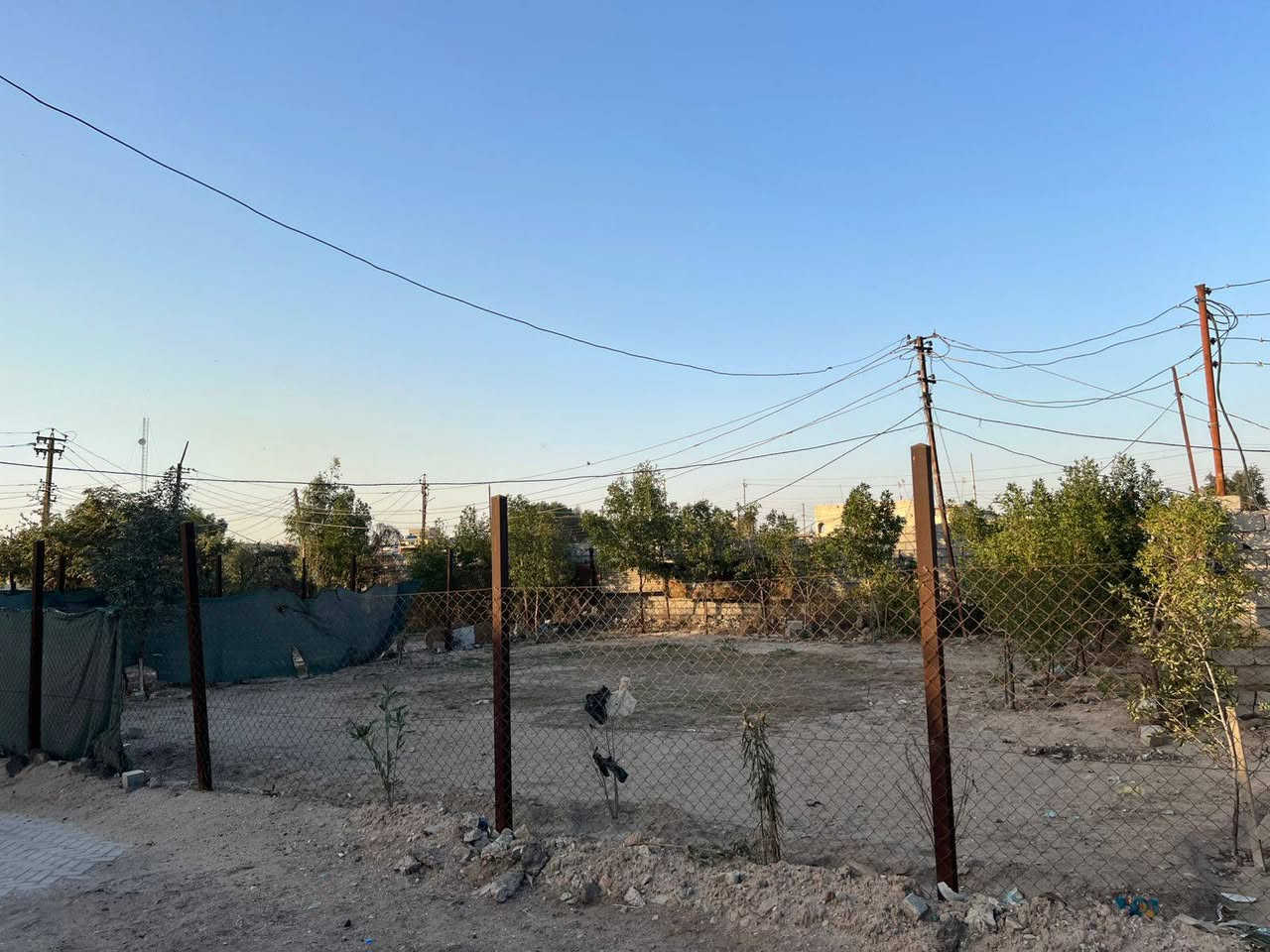 بيت مساحة 200 م ملك صرف مع قطعة 150  بناء قديم كلاسك يحتوي على 3 غرف وملحقاته طابق واحد مع حديقة داخلية
مقابل البيت تشجير  400 م + قطعة 
العنوان الحي المهني مقابل جسر البلديات و منطقة ضياء الحلفي الاتصال على الرقم (***********)
