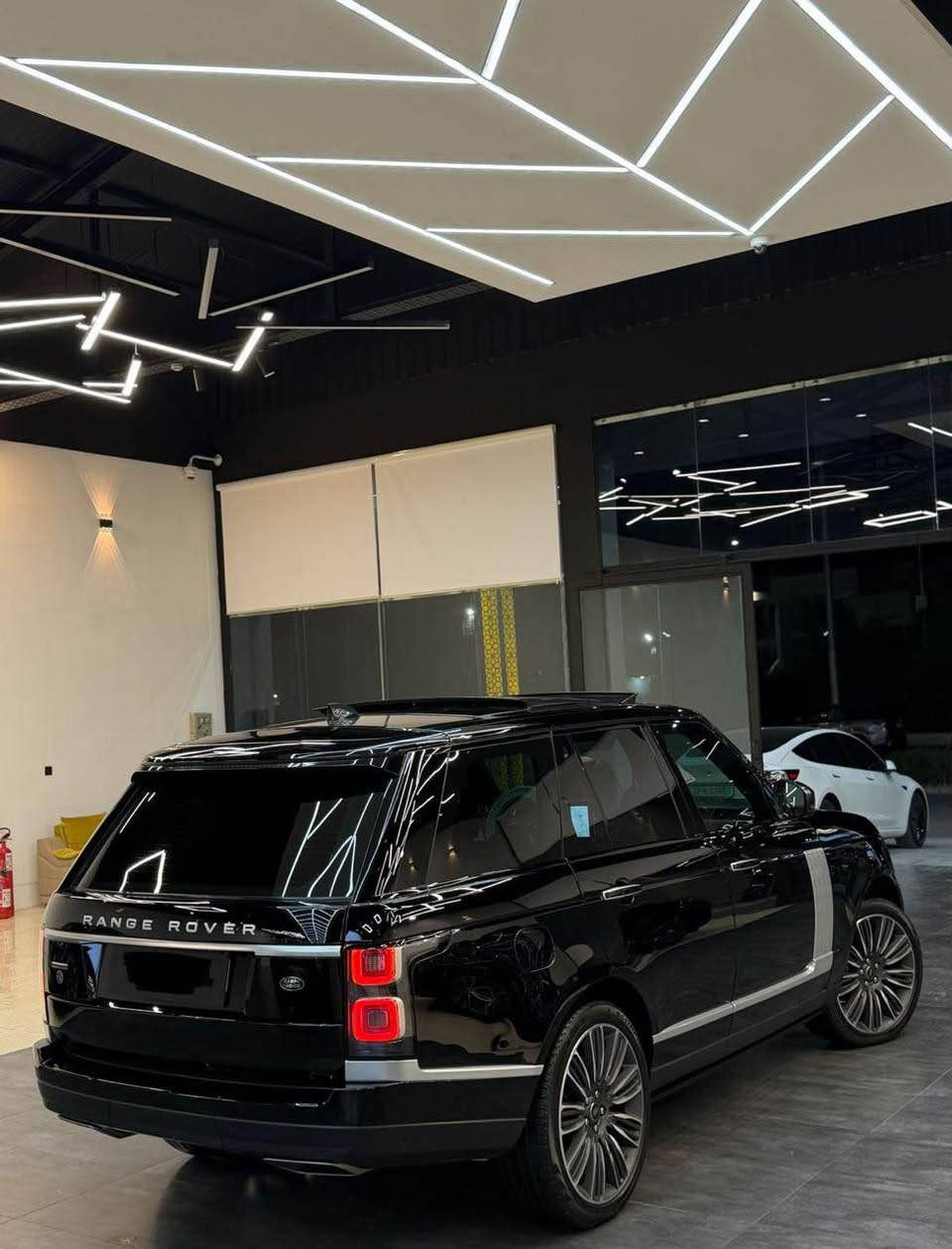 Range rover voge 2020 autobiography 
***********
***********
* دبل (4×4)
* پانۆراما
* دەرگای شفط
* سندوقی کارەبایی 
*حساس 360
* کورسی چەرم، کارەبایی و مێمۆری
* کورسی پێشەوە و دواوە سارد و گەرم
* ماساج بۆ کورسییەکانی پێشەوە
* کلایمەتی 4 ناوچە (سارد و گەرم)
* دەنگی Meridian
* ڕووناکی ناوخۆ (Ambient Light)
* سیستەمی پاراستنی هێڵ
* سیستەمی خاڵی کوێر (Blind Spot)
* ئاوێنەی کارەبایی داخراوە
* سسپێنشنی هەوا (Air Suspension) بۆ بەرز ڕێگاکان گونجاوە أربيل, العراق
