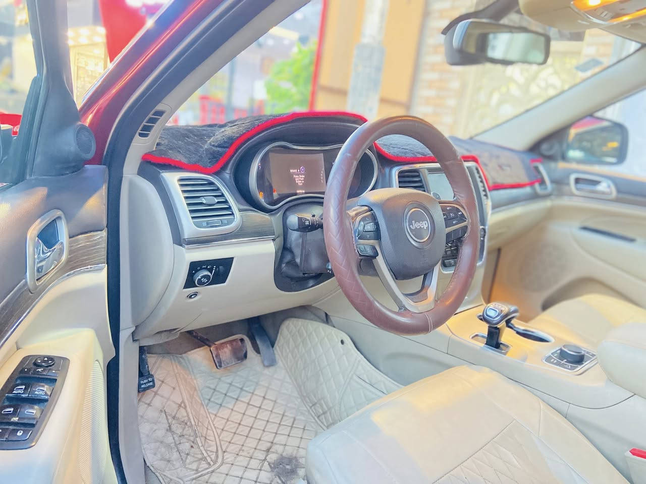 السلام عليكم جيب موديل2014 ‏سعر 195خليجيه رقم بغداد مكفوله كفاله عامه موصفات فول واحد ع واحد  رقم التلفون*********** مكان بغداد شهداء البياع ما ناقصها شي السيارة كاملة من كل النواحي ￼￼٨￼ سلندر ￼￼
