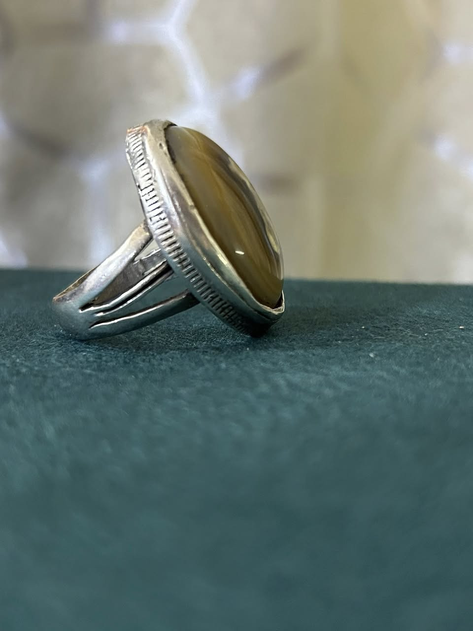 خاتم 💍 فضة رجالي مزين بحجر سليماني قديم  
قياس ٢٣ 
السعر 💵75الف دينار عراقي 
للطلب و الاستفسار مراسلة الصفحة 
او على رقم واتساب ***********
