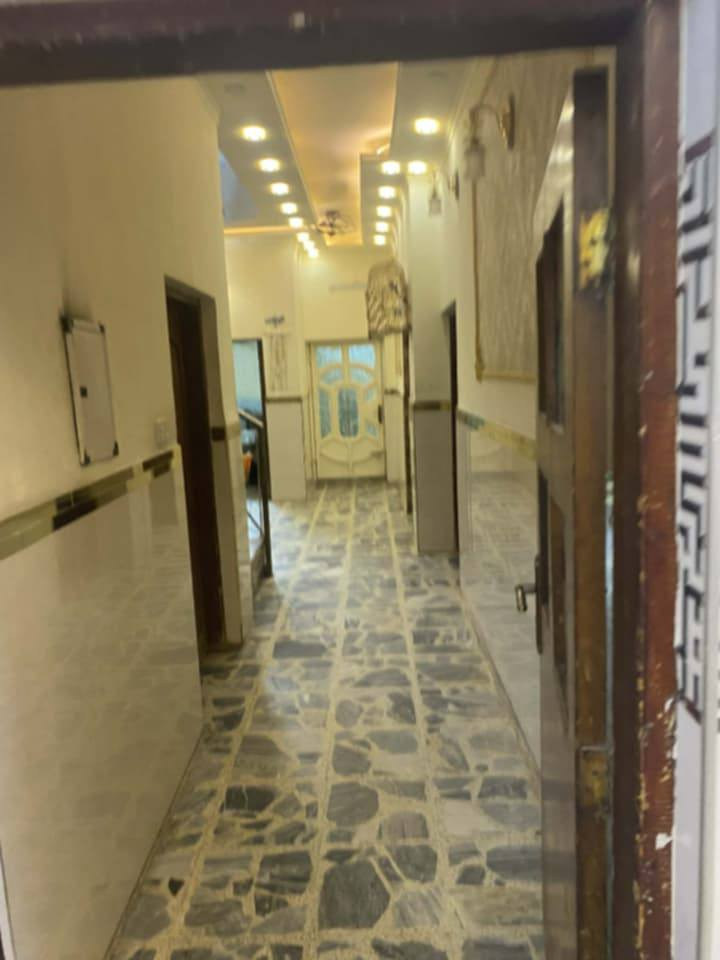 المساحة ٢٧٥ واجهة ١٠ نزال  ٢٧.٥
يحتوي على ٧ غرف نوم 
مظيف كبير استقبال 
مطبخين حار و بارد 
بناء حديث دبل فاليوم طابقين 
٣ خدمات
كراج كبير 
سعر 750 
شارع مبلط و عريض 
العنوان المشتل قرب شارع المدارس قرب جامع محمد الفاتح


**إذا كنت صاحب هذا الإعلان وتريد حذفه لأي سبب، رجاءا أرسل رسالة إلى الدعم الفني**