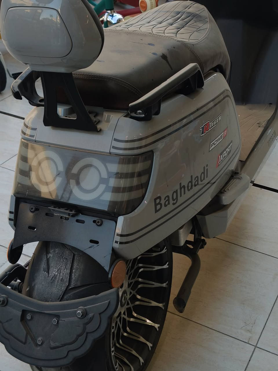 سلام عليكم دراجه كاسحه شحن للبيع موديل 2026 سرعه 120 حقيقي ست بطاريات نضافه فول وبيه  نضام بك لوره وبعد هواي مواصفات بيه تجي وشوفه سعر مليون و 200 عنوان سماوه تقاطع ال باني *********** رقم
