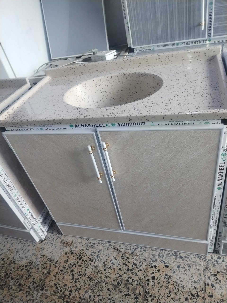 كاونتر متر ونص وسنك متر جديد السعر 450 العنوان بغداد الامين الثانية سوك الشهداء ويرهم مراوس    الاستفسار علئ الرقم  ***********
